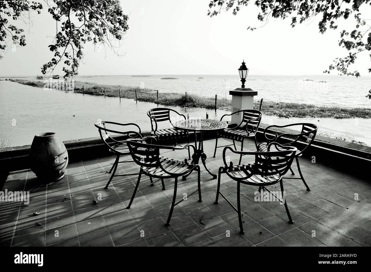 Tisch und Stühle, Vembanad Lake, Kumarakom, Kottayam, Kerala, Indien, Asien Stockfoto