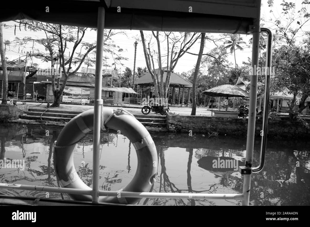 Boot- und Rettungsring, Vembanad-See, Coconut Lagoon Resort, Kumarakom, Kottayam, Kerala, Indien, Asien Stockfoto