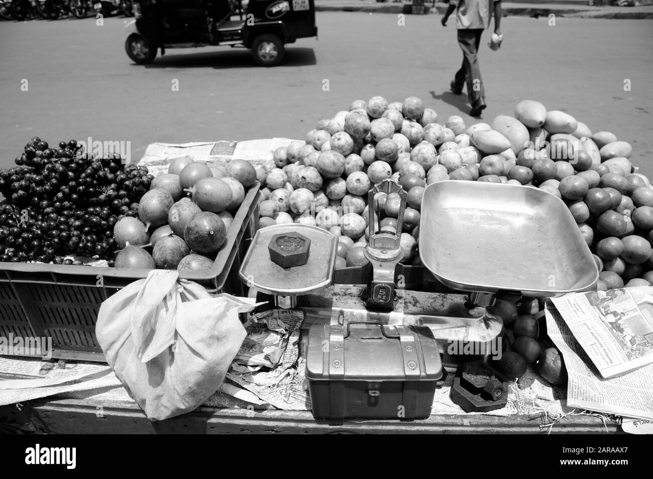 Wägewaage und Geldbox, Obsthändler, Munnar, Idukki, Kerala, Indien, Asien Stockfoto