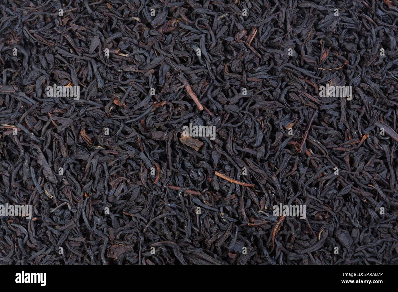 Englischer Milchtee. Schwarzer Tee. Kann als Hintergrund verwendet werden. Stockfoto