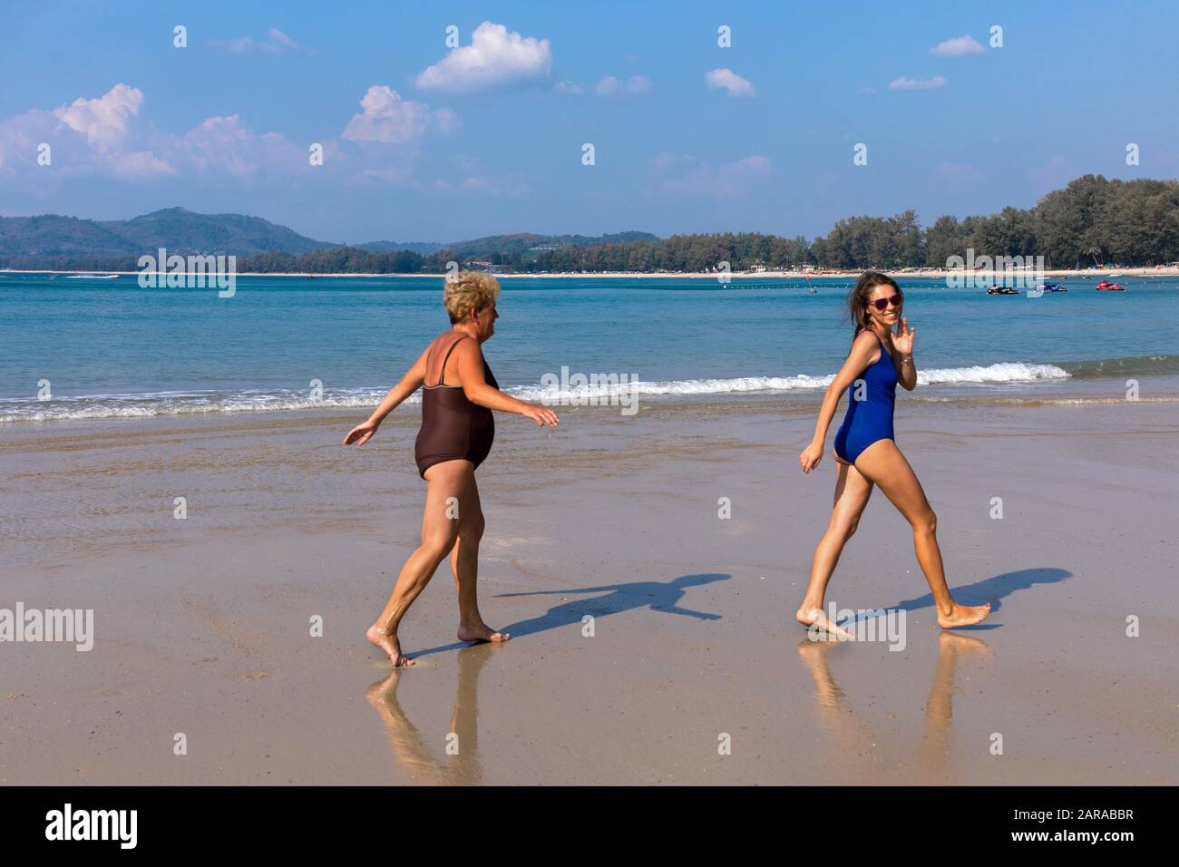 Junge Inhaltstochter mit Mutter im Alter am Meer Stockfoto Junge Inhaltstochter mit Mutter im Alter am Meer Stockfoto