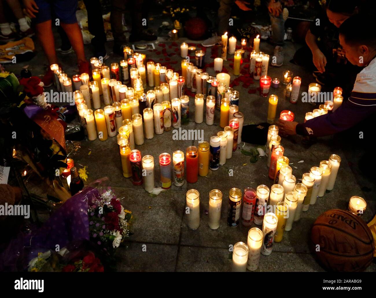 Los Angeles, USA. Januar 2020. Trauernde versammeln sich in der Nähe des Staples Centers, um Kobe Bryant, in Los Angeles, Kalifornien, den Vereinigten Staaten, am 26. Januar 2020 Respekt zu erweisen. Der pensionierte NBA-Star Kobe Bryant war einer von neun Menschen, die bei einem Hubschrauberabsturz inmitten von nebligen Bedingungen in den Hügeln oberhalb von Calabasas, Südkalifornien, am 26. Januar getötet wurden. Kredit: Li Ying/Xinhua/Alamy Live News Stockfoto