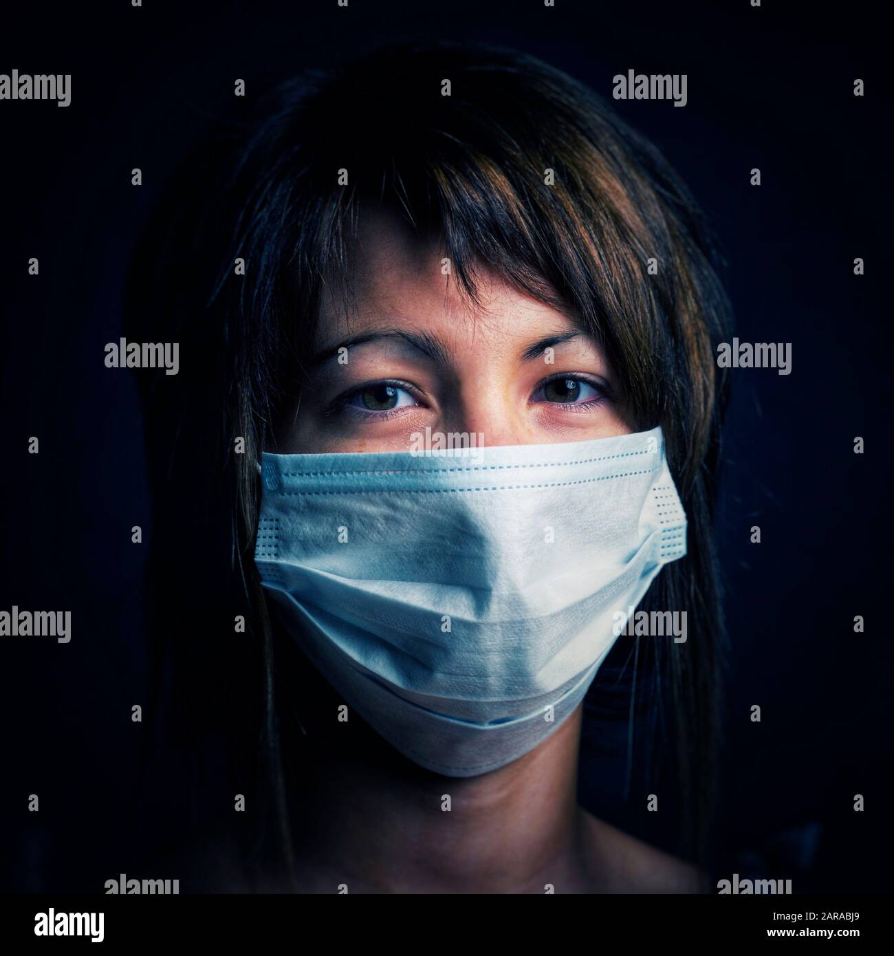 Nahaufnahme einer Coronavirus-Maske, die von einer jungen Frau getragen wird Stockfoto