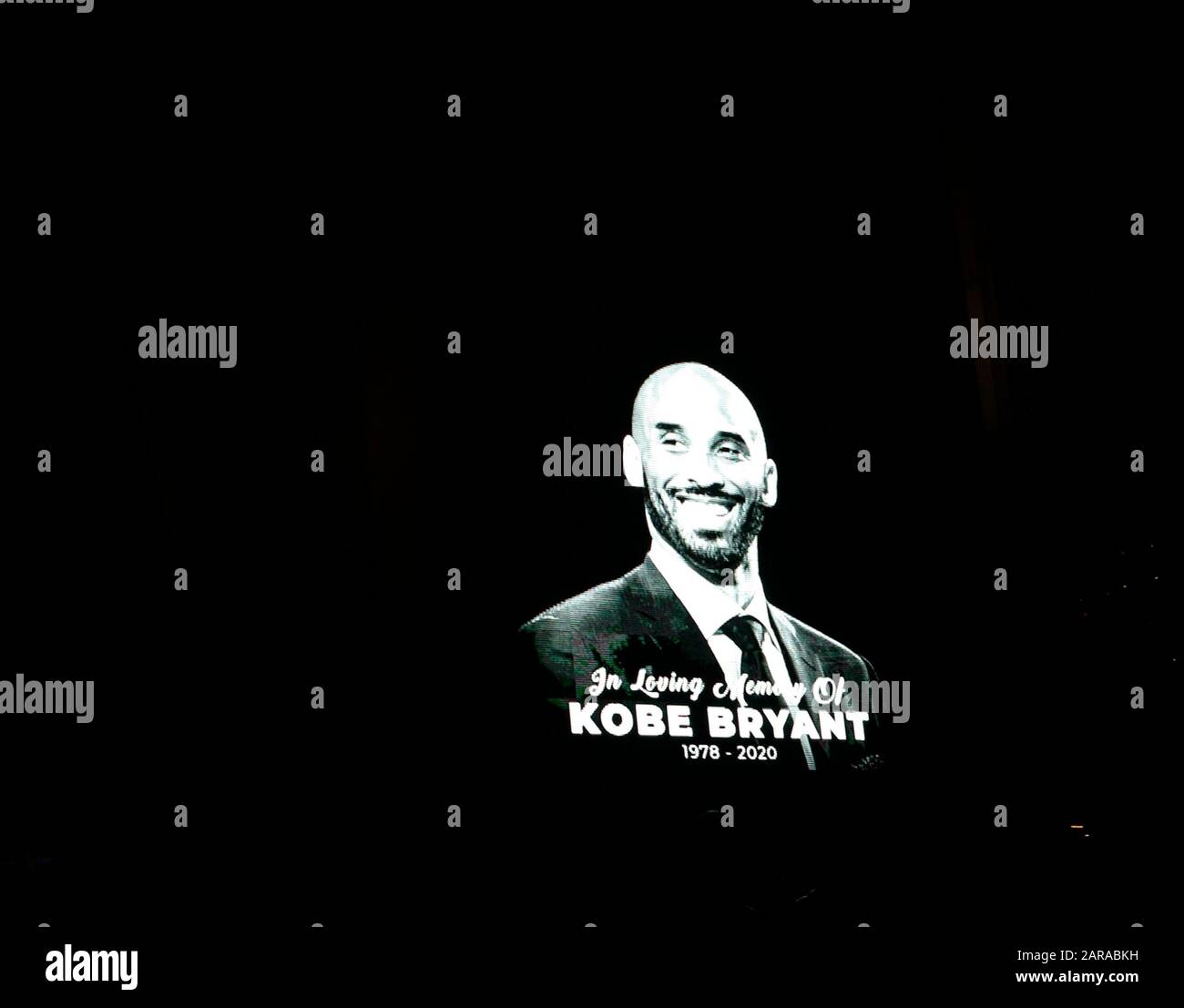 Los Angeles, USA. Januar 2020. Kobe Bryants Porträt wird außerhalb des Staples Centers ausgestellt, um Kobe Bryant am 26. Januar 2020 in Los Angeles, Kalifornien, USA, Respekt zu zollen. Der pensionierte NBA-Star Kobe Bryant war einer von neun Menschen, die bei einem Hubschrauberabsturz inmitten von nebligen Bedingungen in den Hügeln oberhalb von Calabasas, Südkalifornien, am 26. Januar getötet wurden. Kredit: Li Ying/Xinhua/Alamy Live News Stockfoto
