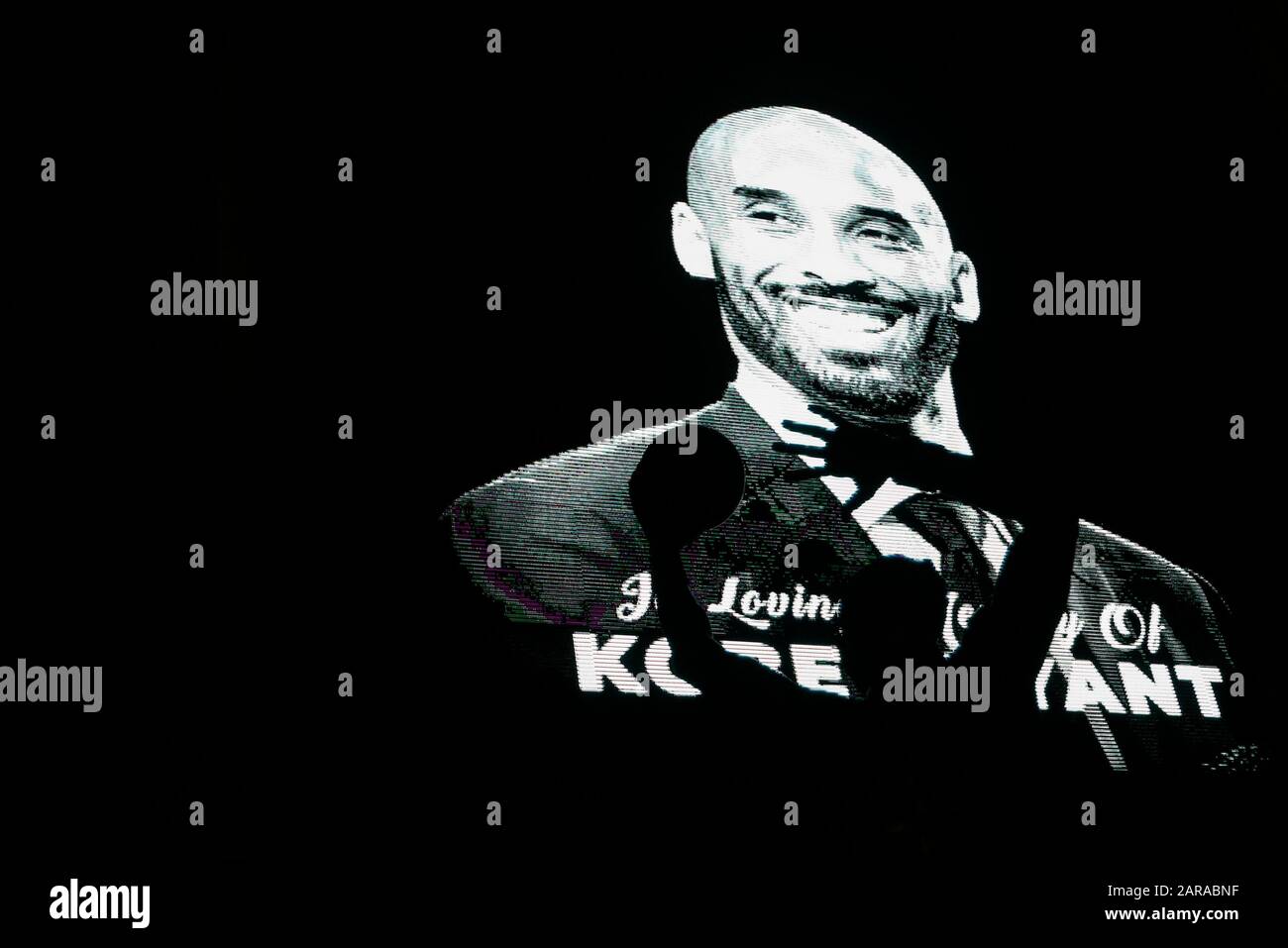 Los Angeles, USA. Januar 2020. Kobe Bryants Porträt wird außerhalb des Staples Centers ausgestellt, um Kobe Bryant am 26. Januar 2020 in Los Angeles, Kalifornien, USA, Respekt zu zollen. Der pensionierte NBA-Star Kobe Bryant war einer von neun Menschen, die bei einem Hubschrauberabsturz inmitten von nebligen Bedingungen in den Hügeln oberhalb von Calabasas, Südkalifornien, am 26. Januar getötet wurden. Kredit: Li Ying/Xinhua/Alamy Live News Stockfoto