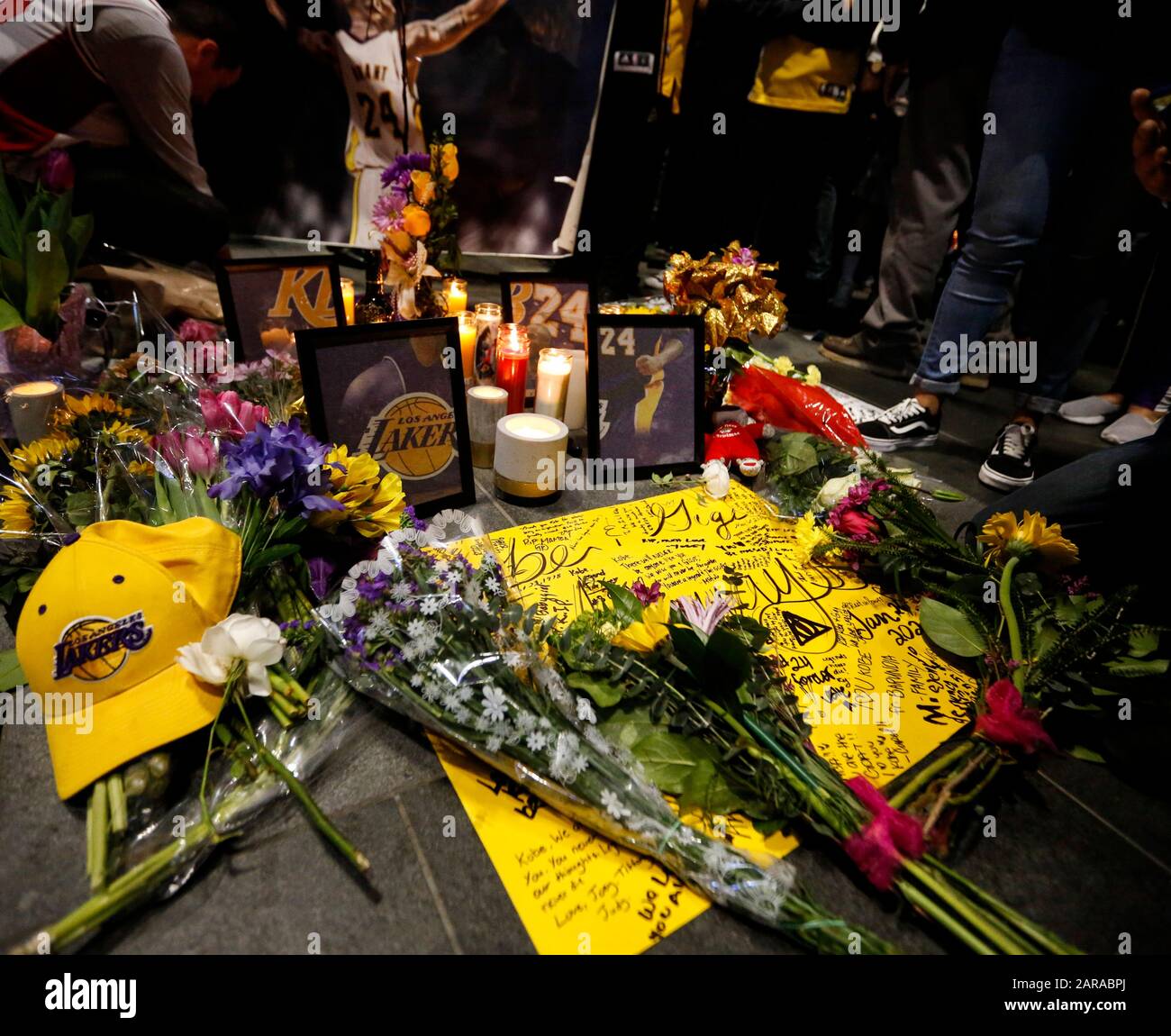 Los Angeles, USA. Januar 2020. Trauernde versammeln sich in der Nähe des Staples Centers, um Kobe Bryant, in Los Angeles, Kalifornien, den Vereinigten Staaten, am 26. Januar 2020 Respekt zu erweisen. Der pensionierte NBA-Star Kobe Bryant war einer von neun Menschen, die bei einem Hubschrauberabsturz inmitten von nebligen Bedingungen in den Hügeln oberhalb von Calabasas, Südkalifornien, am 26. Januar getötet wurden. Kredit: Li Ying/Xinhua/Alamy Live News Stockfoto