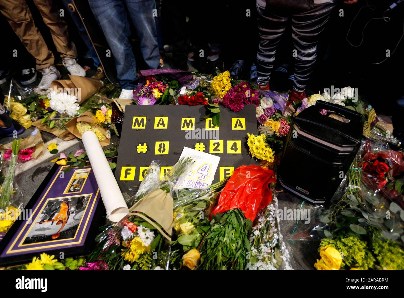 Los Angeles, USA. Januar 2020. Trauernde versammeln sich in der Nähe des Staples Centers, um Kobe Bryant, in Los Angeles, Kalifornien, den Vereinigten Staaten, am 26. Januar 2020 Respekt zu erweisen. Der pensionierte NBA-Star Kobe Bryant war einer von neun Menschen, die bei einem Hubschrauberabsturz inmitten von nebligen Bedingungen in den Hügeln oberhalb von Calabasas, Südkalifornien, am 26. Januar getötet wurden. Kredit: Li Ying/Xinhua/Alamy Live News Stockfoto