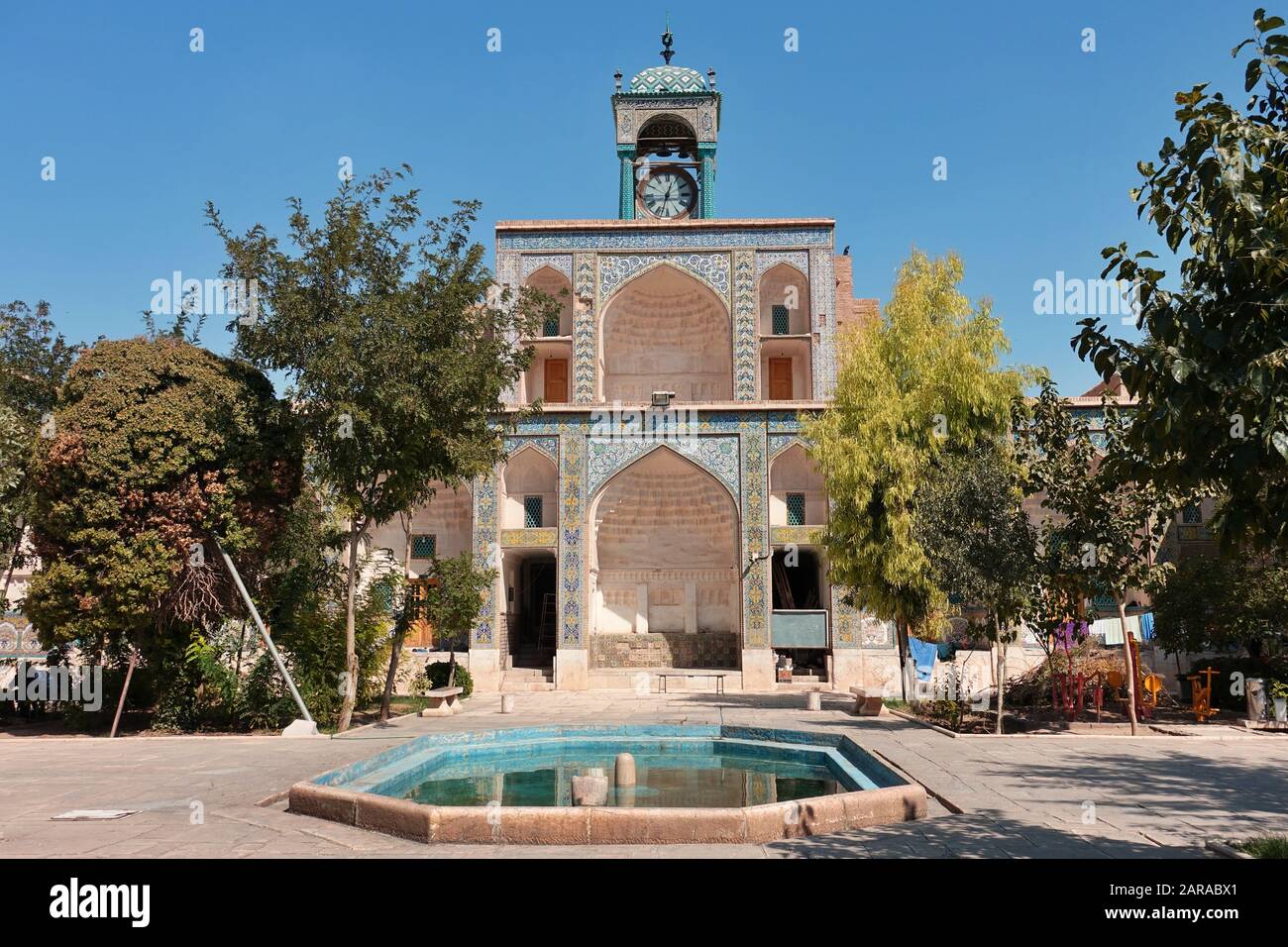 Der schöne Uhrturm des historischen Ganjali Khan, mit blauen Mosaikmustern im persischen Stil dekoriert, Kerman, Iran. Stockfoto