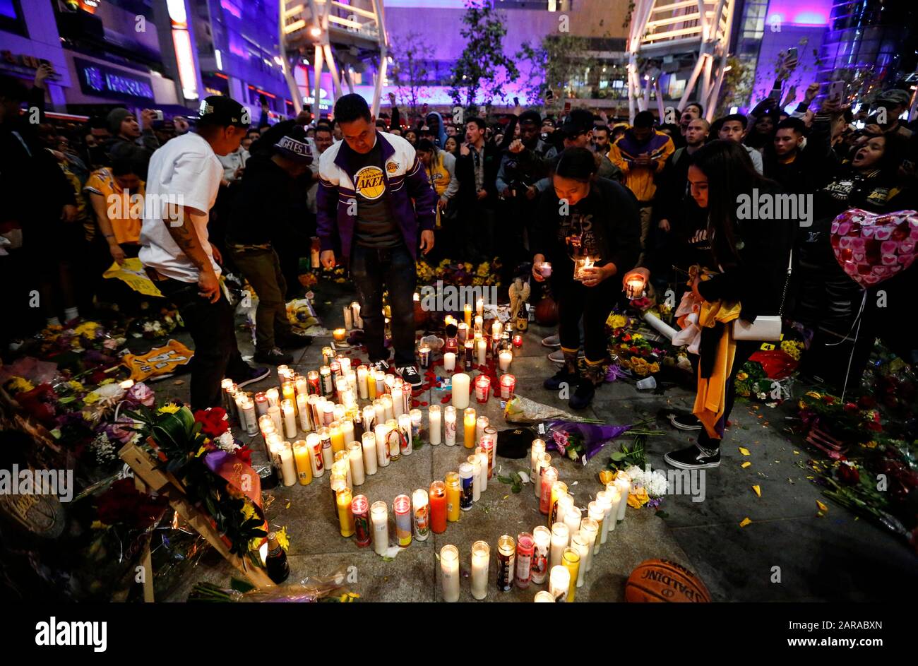 Los Angeles, USA. Januar 2020. Trauernde versammeln sich in der Nähe des Staples Centers, um Kobe Bryant, in Los Angeles, Kalifornien, den Vereinigten Staaten, am 26. Januar 2020 Respekt zu erweisen. Der pensionierte NBA-Star Kobe Bryant war einer von neun Menschen, die bei einem Hubschrauberabsturz inmitten von nebligen Bedingungen in den Hügeln oberhalb von Calabasas, Südkalifornien, am 26. Januar getötet wurden. Kredit: Li Ying/Xinhua/Alamy Live News Stockfoto