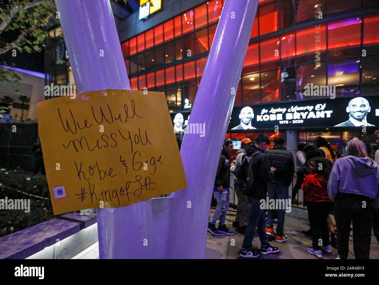 Los Angeles, USA. Januar 2020. Trauernde versammeln sich in der Nähe des Staples Centers, um Kobe Bryant, in Los Angeles, Kalifornien, den Vereinigten Staaten, am 26. Januar 2020 Respekt zu erweisen. Der pensionierte NBA-Star Kobe Bryant war einer von neun Menschen, die bei einem Hubschrauberabsturz inmitten von nebligen Bedingungen in den Hügeln oberhalb von Calabasas, Südkalifornien, am 26. Januar getötet wurden. Kredit: Li Ying/Xinhua/Alamy Live News Stockfoto