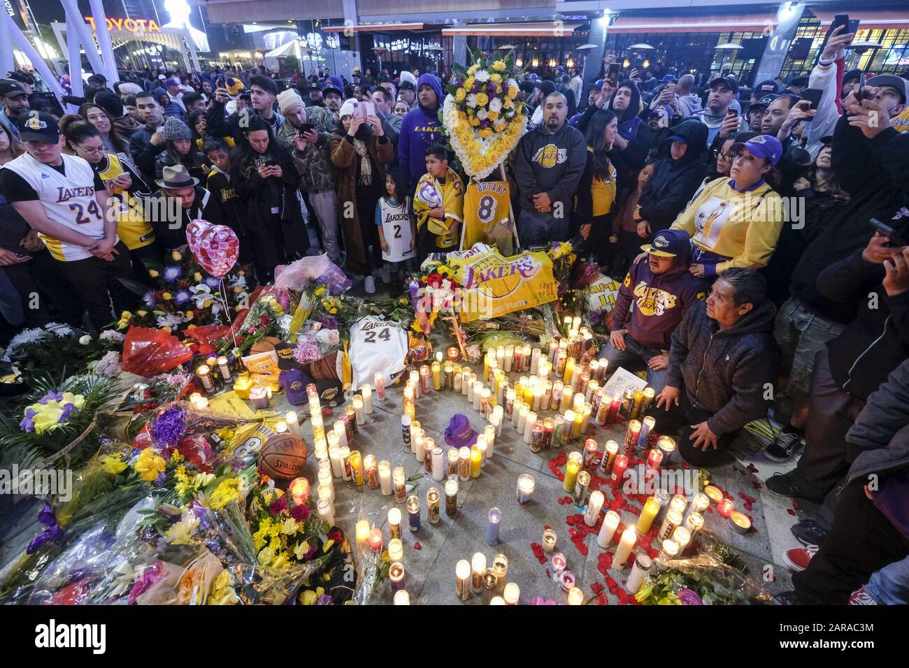 26. Januar 2020, Los Angeles, Kalifornien, USA: Fans versammeln sich in einem Denkmal für den ehemaligen NBA-Spieler Kobe Bryant bei L.A. Live, außerhalb des Staples Centers in Los Angeles, Kalifornien. (Bild: © Ringo Chiu/ZUMA Draht) Stockfoto