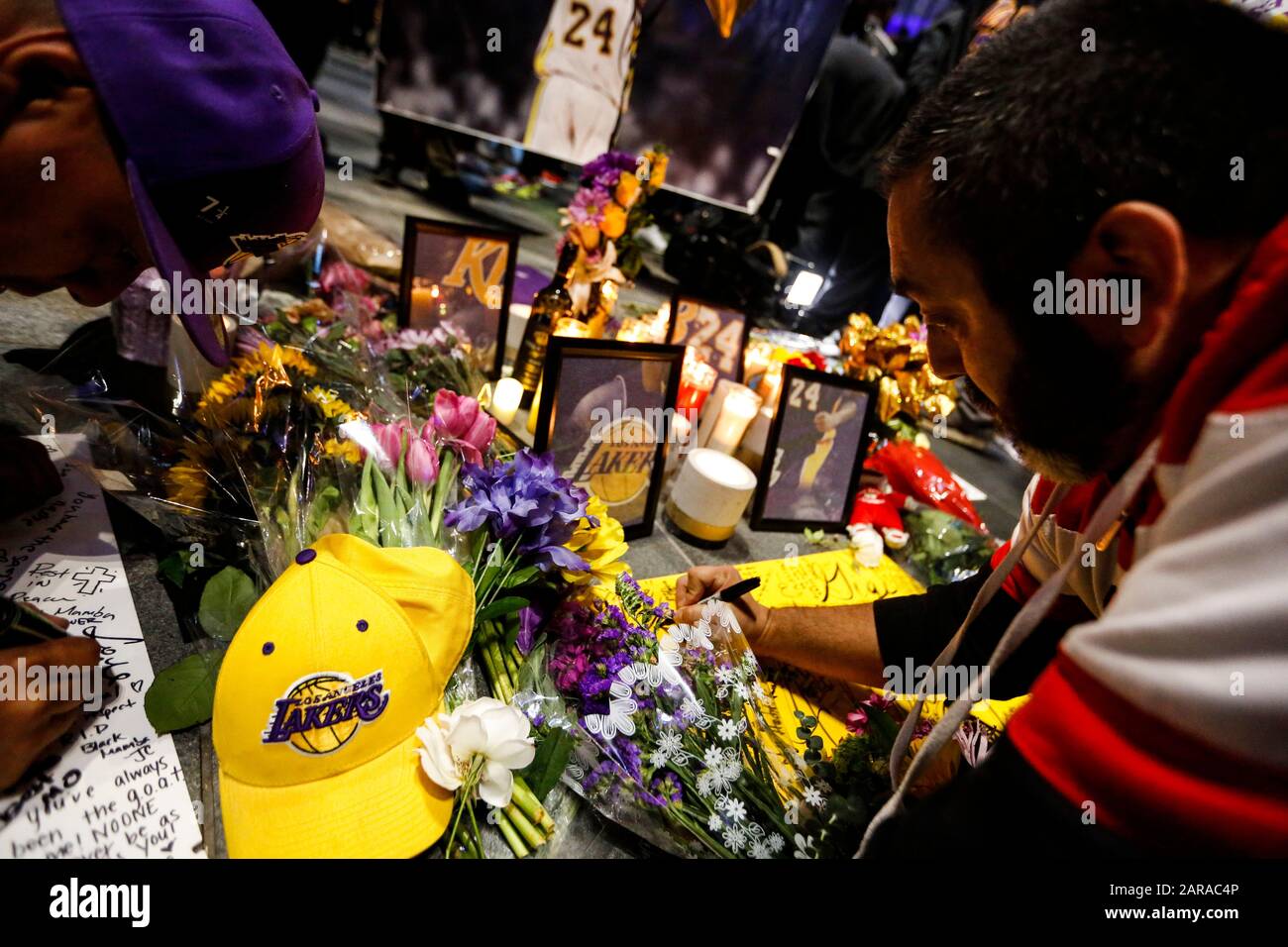 Los Angeles, USA. Januar 2020. Trauernde versammeln sich in der Nähe des Staples Centers, um Kobe Bryant, in Los Angeles, Kalifornien, den Vereinigten Staaten, am 26. Januar 2020 Respekt zu erweisen. Der pensionierte NBA-Star Kobe Bryant war einer von neun Menschen, die bei einem Hubschrauberabsturz inmitten von nebligen Bedingungen in den Hügeln oberhalb von Calabasas, Südkalifornien, am 26. Januar getötet wurden. Kredit: Li Ying/Xinhua/Alamy Live News Stockfoto