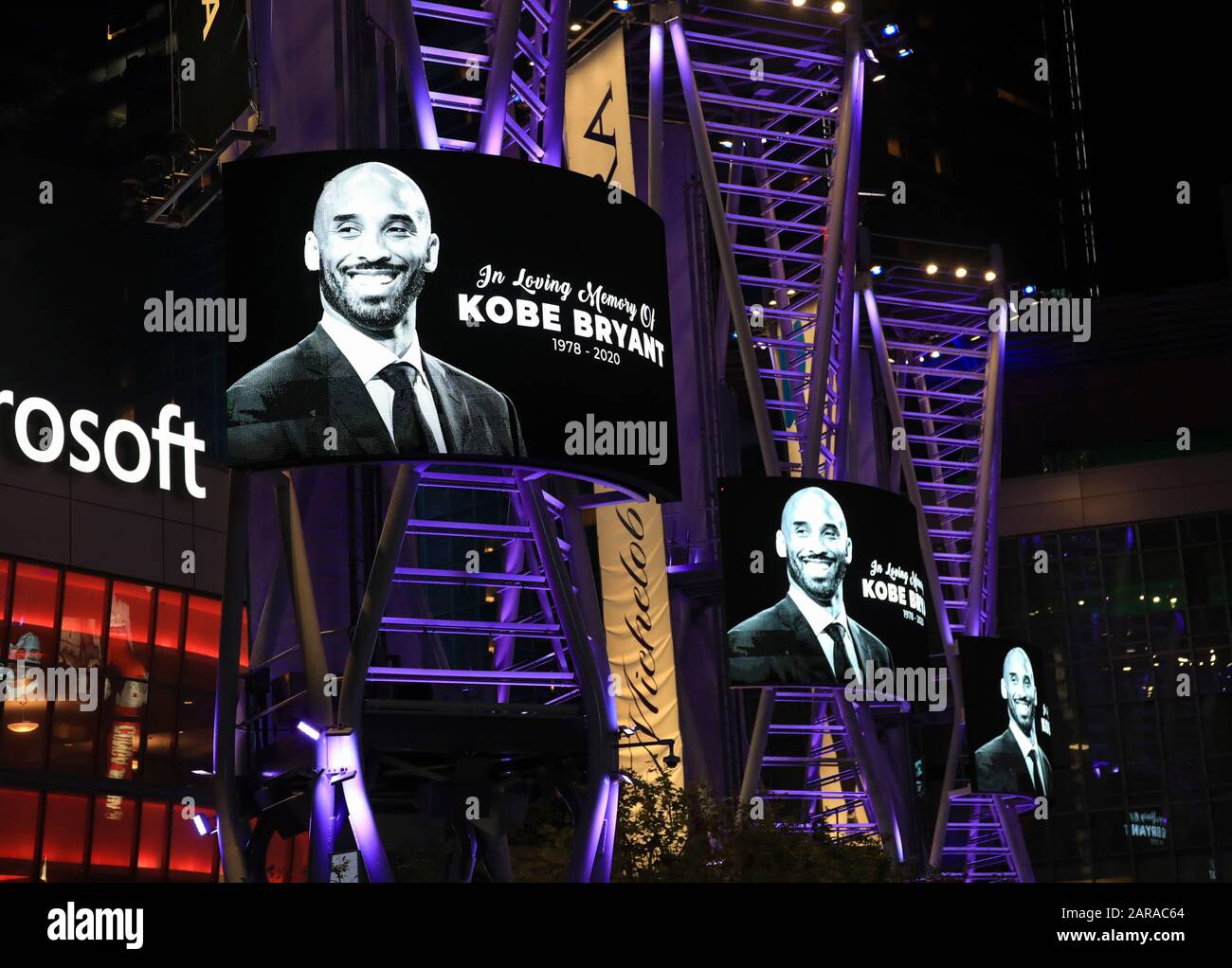 Los Angeles, USA. Januar 2020. Kobe Bryants Porträt wird außerhalb des Staples Centers ausgestellt, um Kobe Bryant am 26. Januar 2020 in Los Angeles, Kalifornien, USA, Respekt zu zollen. Der pensionierte NBA-Star Kobe Bryant war einer von neun Menschen, die bei einem Hubschrauberabsturz inmitten von nebligen Bedingungen in den Hügeln oberhalb von Calabasas, Südkalifornien, am 26. Januar getötet wurden. Kredit: Li Ying/Xinhua/Alamy Live News Stockfoto