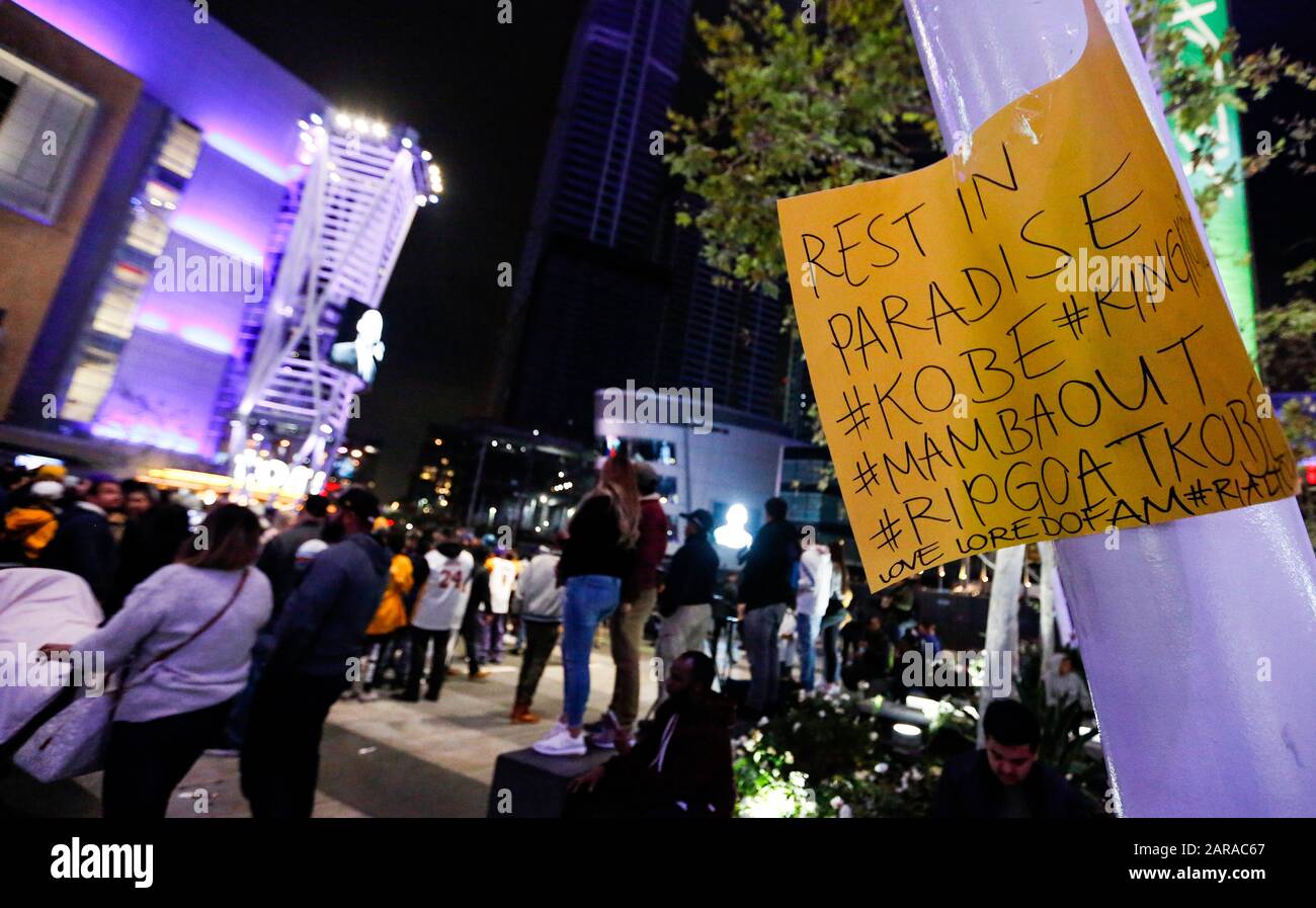 Los Angeles, USA. Januar 2020. Trauernde versammeln sich in der Nähe des Staples Centers, um Kobe Bryant, in Los Angeles, Kalifornien, den Vereinigten Staaten, am 26. Januar 2020 Respekt zu erweisen. Der pensionierte NBA-Star Kobe Bryant war einer von neun Menschen, die bei einem Hubschrauberabsturz inmitten von nebligen Bedingungen in den Hügeln oberhalb von Calabasas, Südkalifornien, am 26. Januar getötet wurden. Kredit: Li Ying/Xinhua/Alamy Live News Stockfoto
