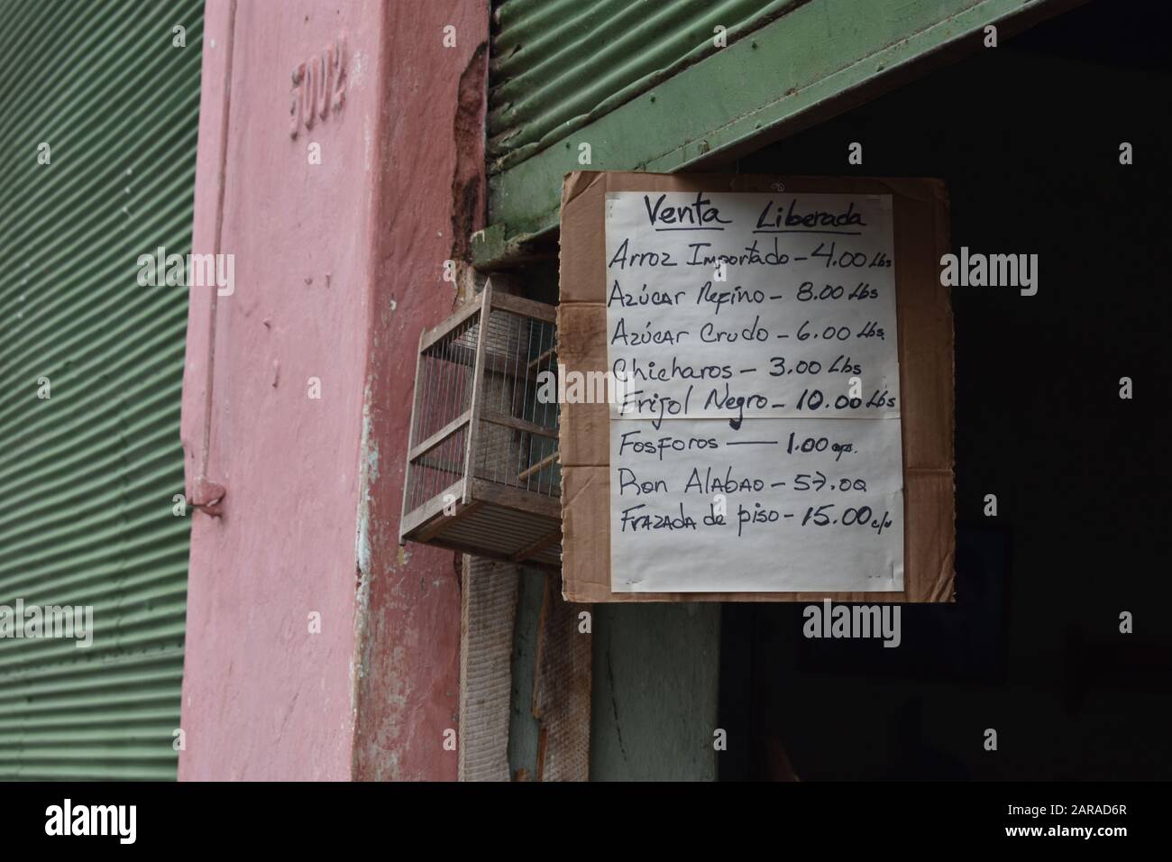 Preisschild in einem Laden für kubaner in San Antonio de los Banos (Englisch: Kostenloser Verkauf, importierter Reis, raffinierter Zucker, Rohzucker, Chicaros, schwarze Bohnen, pH Stockfoto