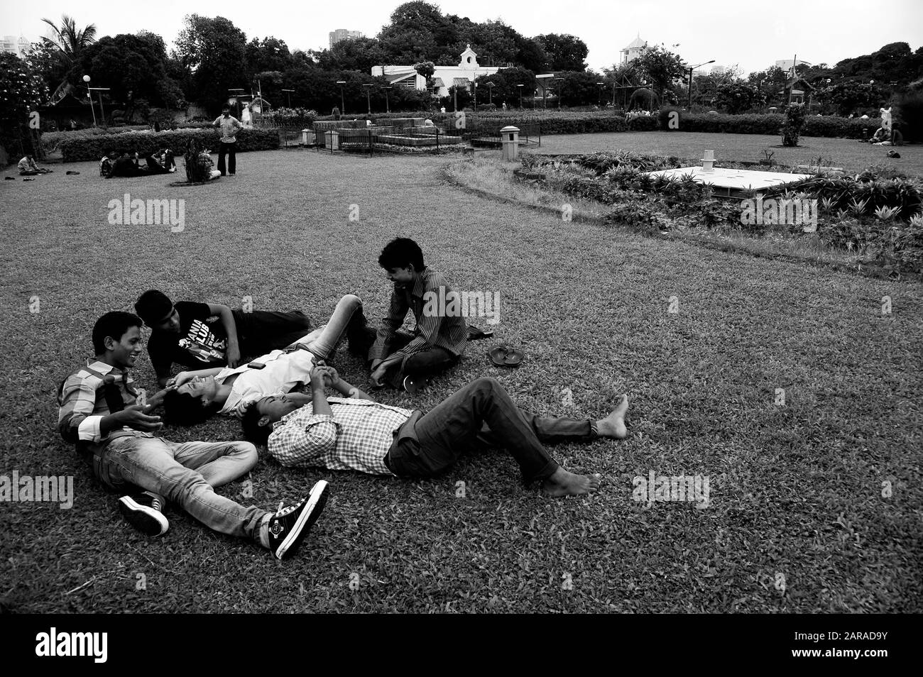 Jungen entspannend, Pherozeshah Mehta Garden, Hanging Gardens, Malabar Hill, Mumbai, Maharashtra, Indien, Asien Stockfoto