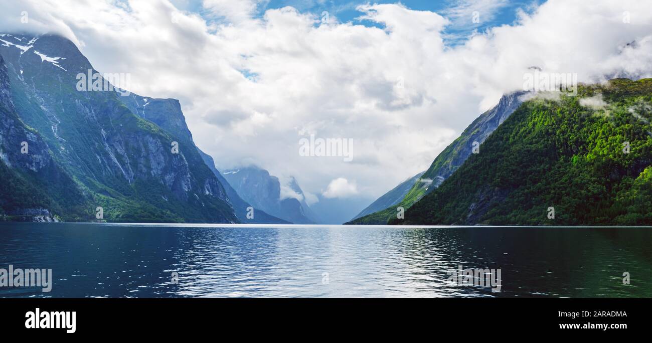 Panorama der malerischen Landschaft mit Bergen, bewölktem Himmel und lovatnet-see, Kreis Sogn og Fjordane, Norwegen. Landschaftsfotografie Stockfoto