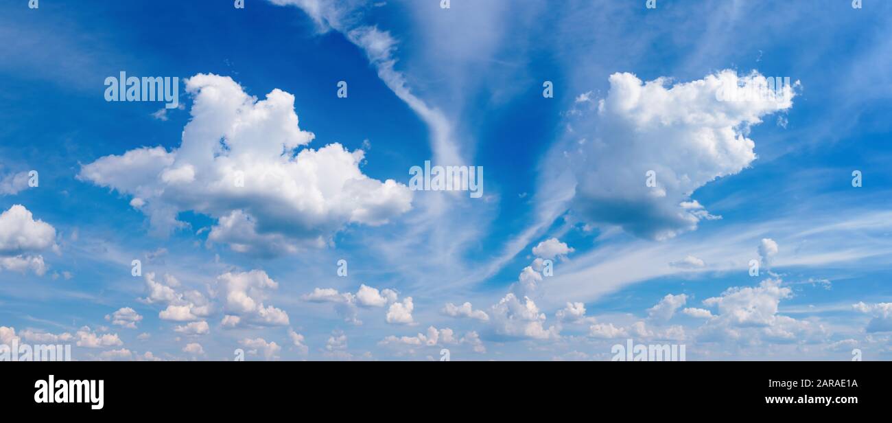 Panorama des blauen bewölkten Himmel. Natur Hintergrund Stockfoto