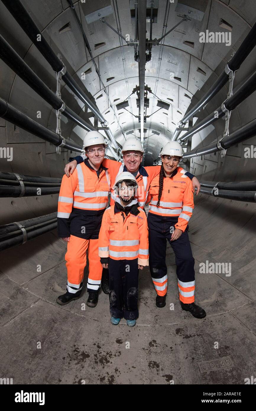 (Von links nach rechts) Nathan Hunt, Advanced Apprentice, National Grid, Schüler Joey Howard, 10 Jahre alt, James Watson, leitender Advanced Commissioning Engineer für London, National Grid und Sarah Woolham-Jaffier, Bauingenieur, National Grid führt durch die Londoner Power Tunnels von National Grid, da das Unternehmen seinen neuen Bericht „Building the Net Zero Energy Workforce“ ankündigt. Stockfoto