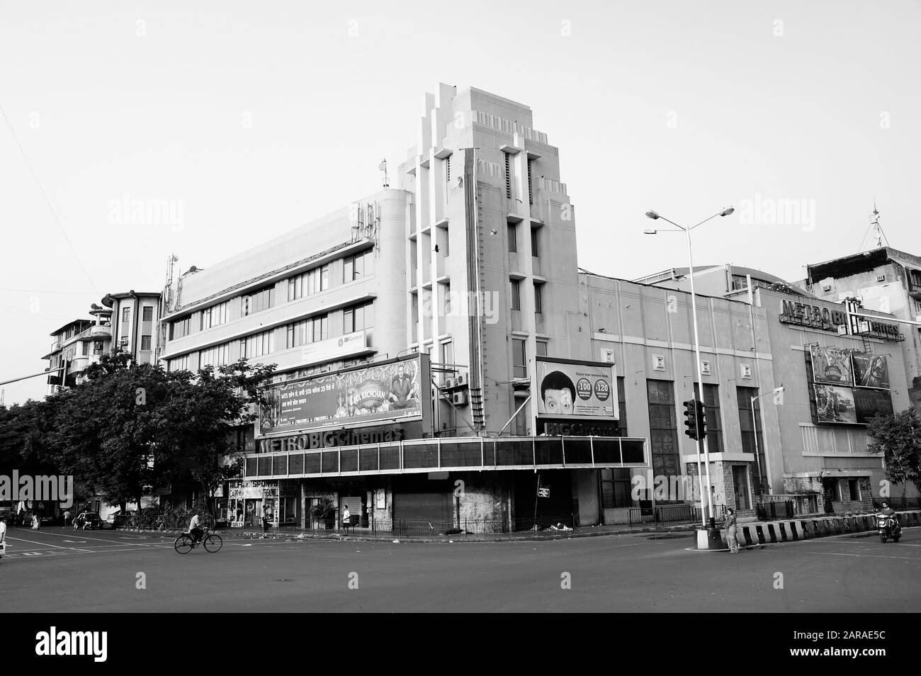 Fahrrad, Metro Cinema Building, Art Deco Movie Theatre, Dhobi Talao, Mumbai, Maharashtra, Indien, Asien Stockfoto