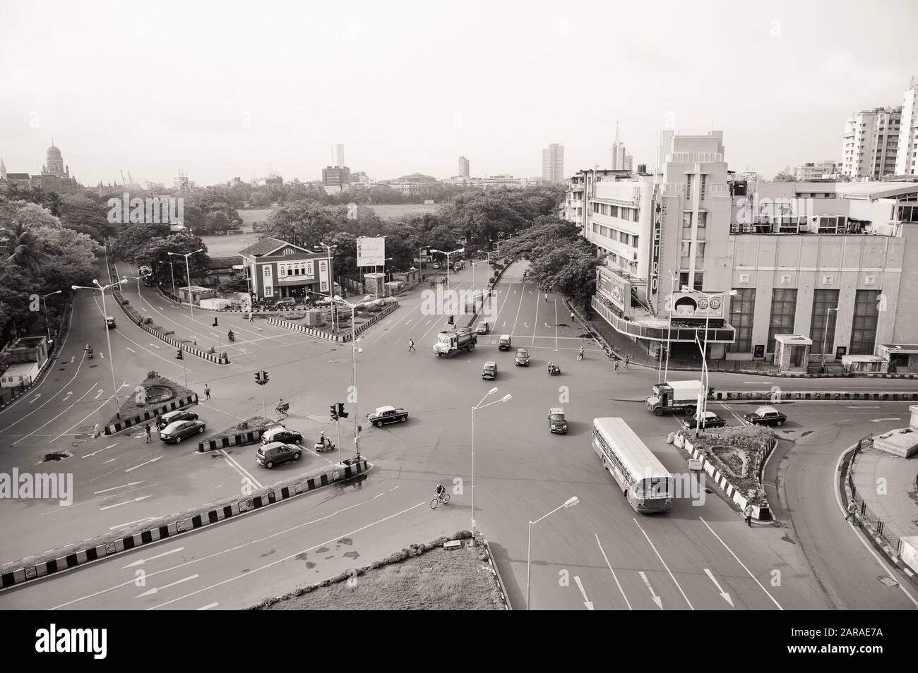 Luftaufnahme der Kreuzung, Metro Cinema Building, Art Deco Movie Theatre, Dhobi Talao, Mumbai, Maharashtra, Indien, Asien Stockfoto