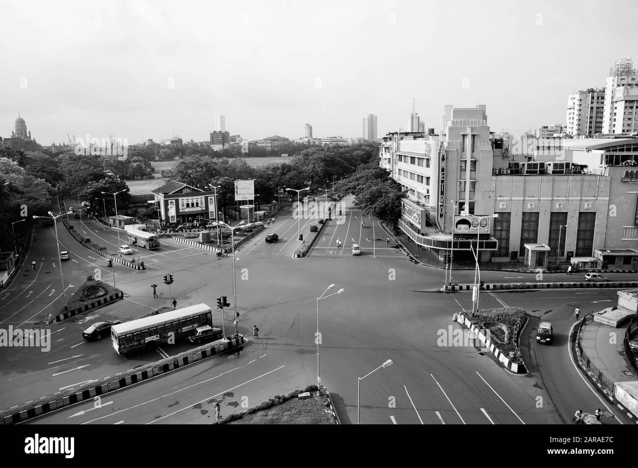 Luftaufnahme der Kreuzung, Metro Cinema Building, Art Deco Movie Theatre, Dhobi Talao, Mumbai, Maharashtra, Indien, Asien Stockfoto