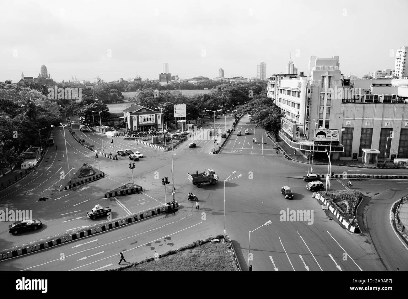Luftaufnahme der Kreuzung, Metro Cinema Building, Art Deco Movie Theatre, Dhobi Talao, Mumbai, Maharashtra, Indien, Asien Stockfoto