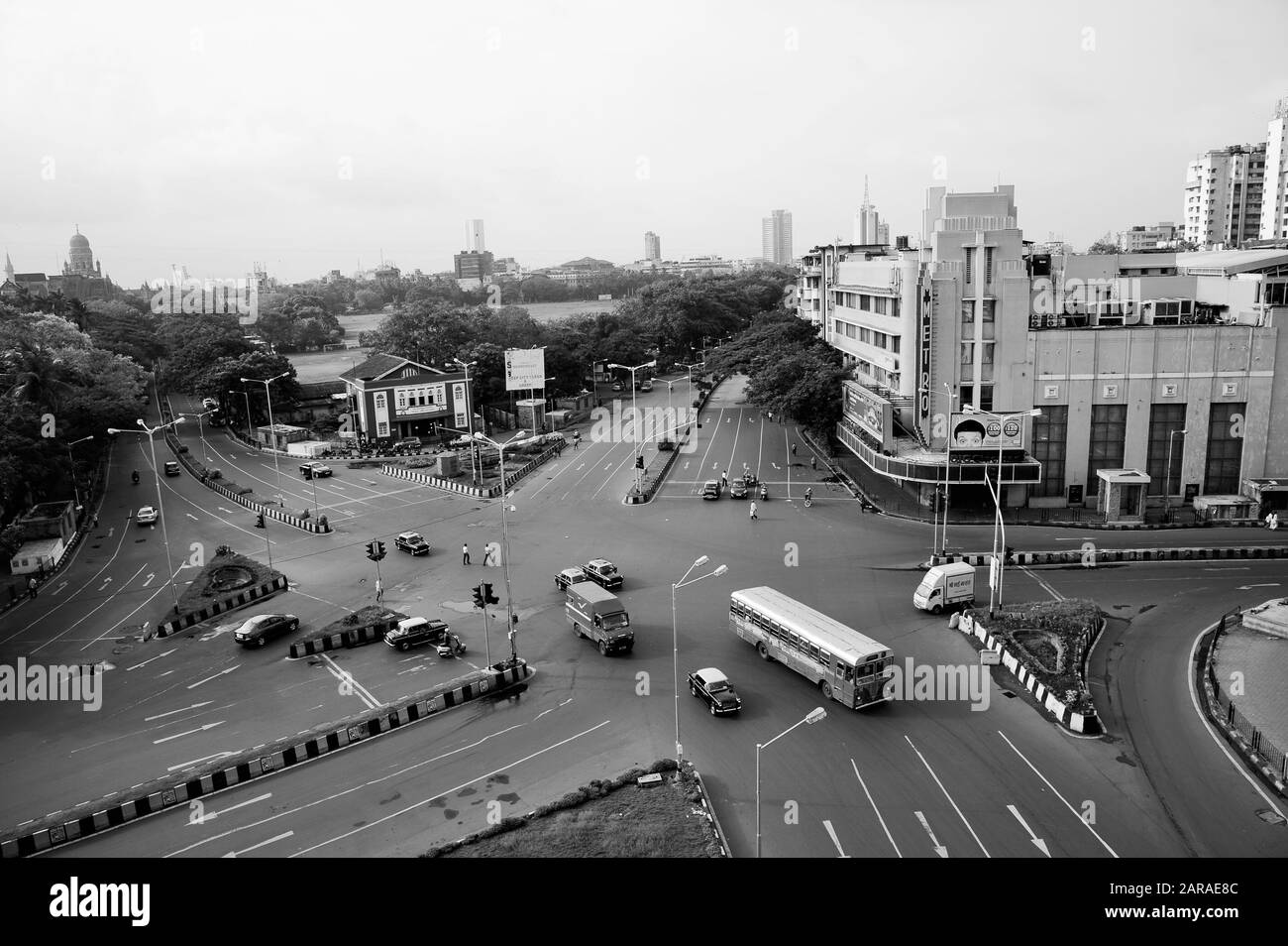 Luftaufnahme der Kreuzung, Metro Cinema Building, Art Deco Movie Theatre, Dhobi Talao, Mumbai, Maharashtra, Indien, Asien Stockfoto