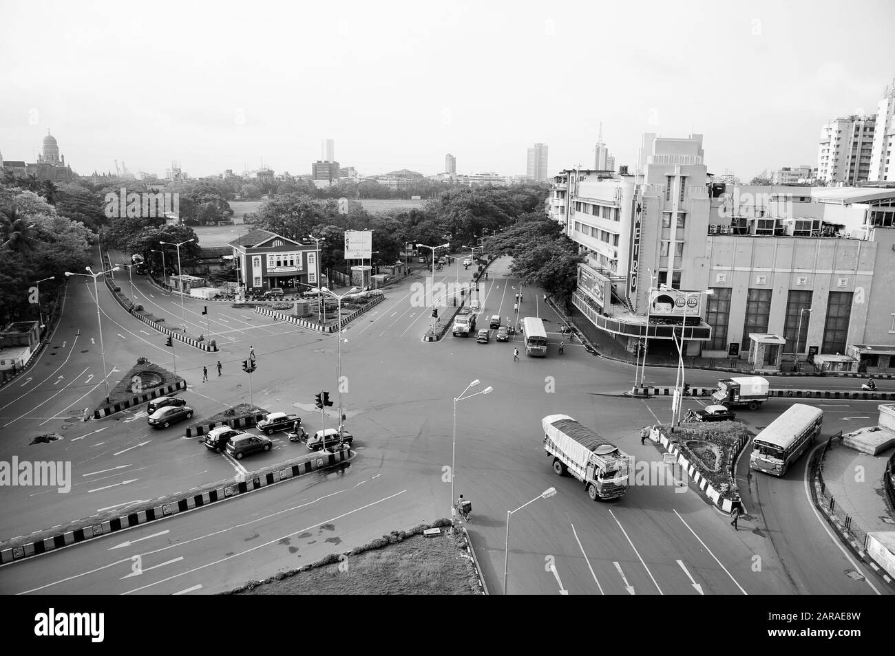 Luftaufnahme der Kreuzung, Metro Cinema Building, Art Deco Movie Theatre, Dhobi Talao, Mumbai, Maharashtra, Indien, Asien Stockfoto