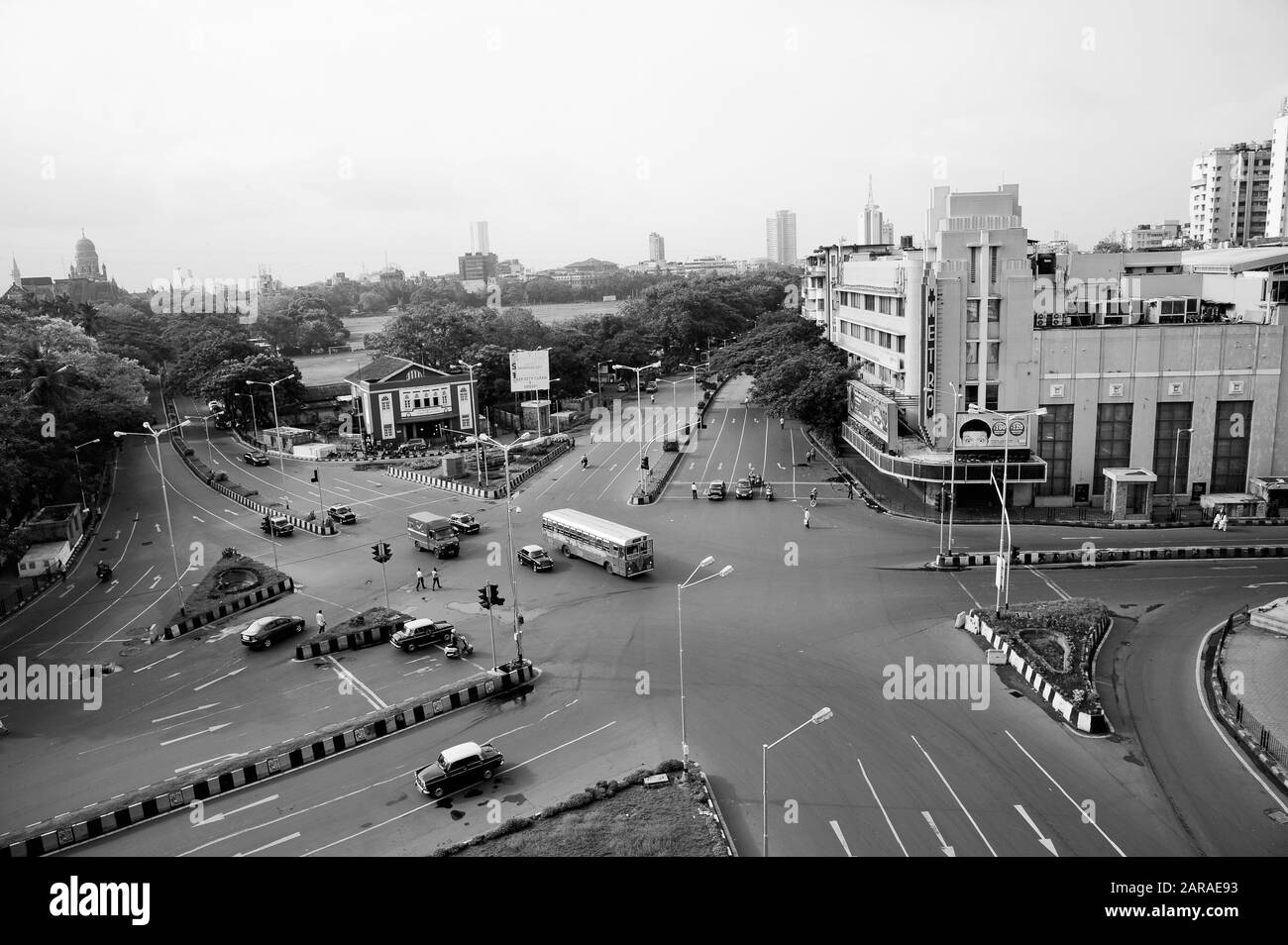 Luftaufnahme der Kreuzung, Metro Cinema Building, Art Deco Movie Theatre, Dhobi Talao, Mumbai, Maharashtra, Indien, Asien Stockfoto