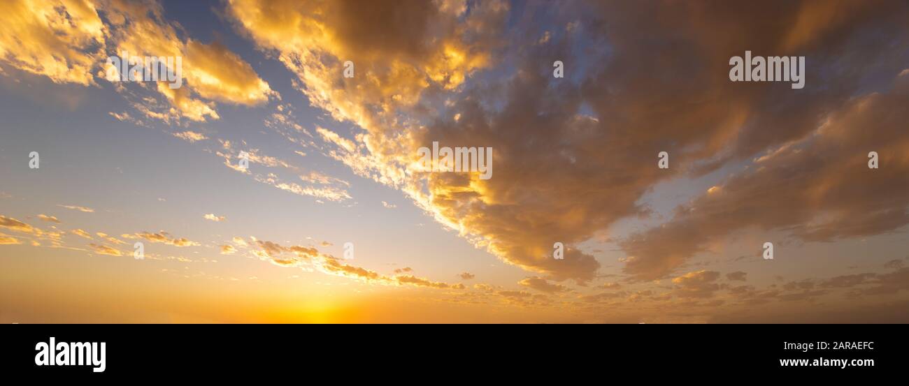 Schöne bunte Wolken am Himmel bei Sonnenaufgang Stockfoto