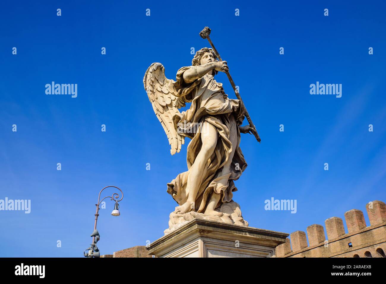 Engelsstatue auf Ponte Sant'Angelo, einer römischen Brücke in Rom, Italien Stockfoto