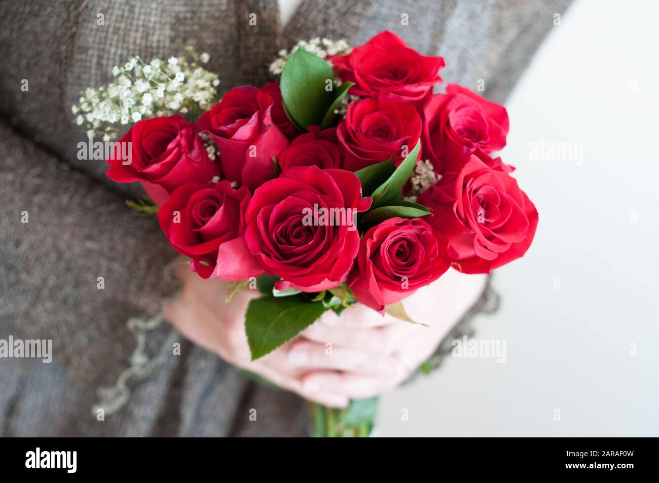 Frau Holding Blumenstrauß Stockfoto