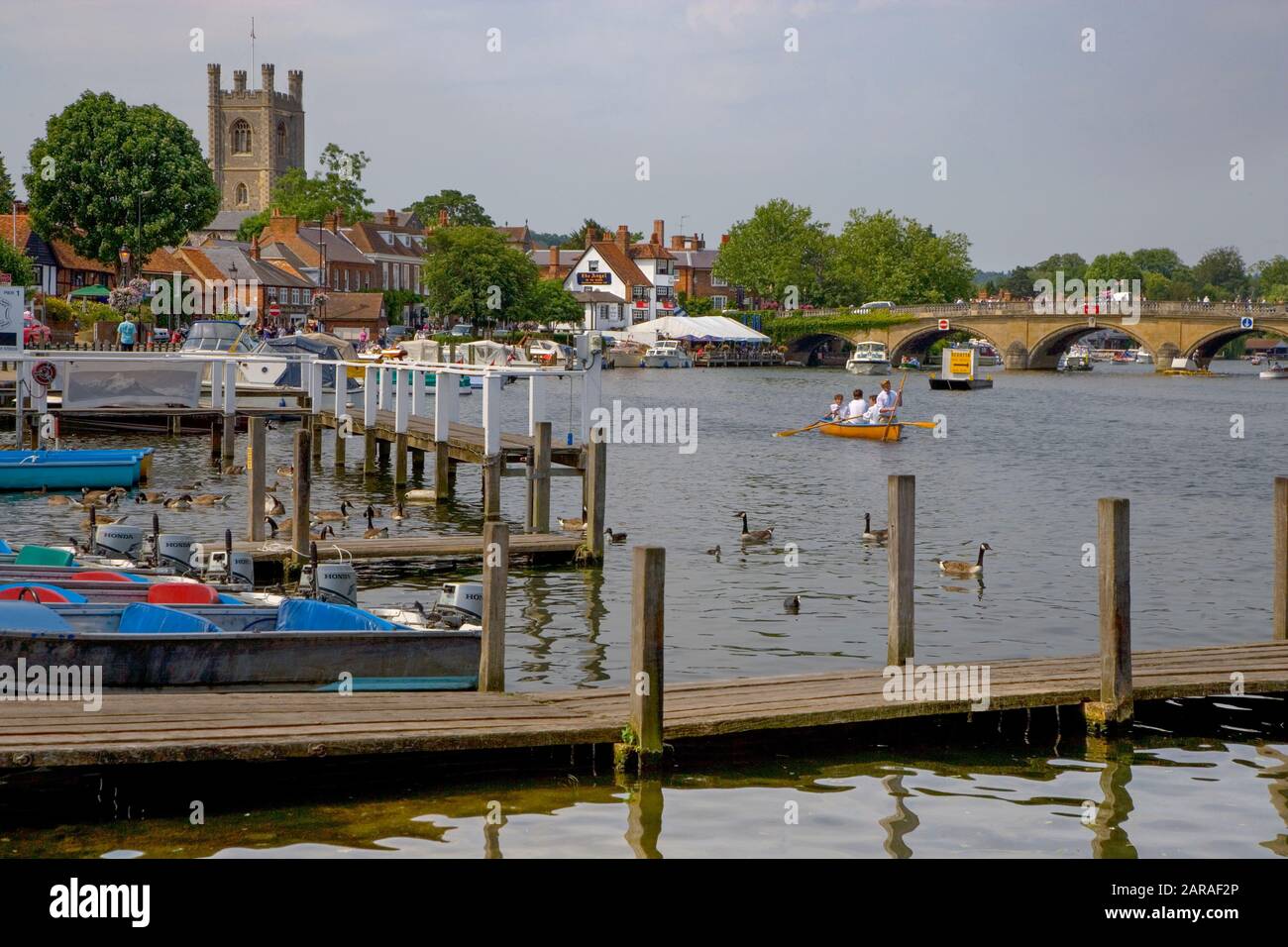 Bootstouren auf der Themse Regatta Week in der Nähe von Henley Oxfordshire UK Juli Stockfoto