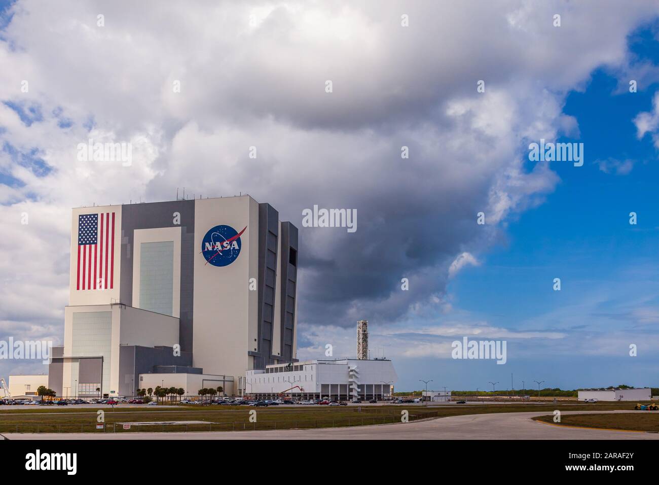 Das riesige Vehicle Assembly Building auf dem Cape Canaveral NASA-Stützpunkt in Florida wird für das Space Launch System verwendet Stockfoto Das riesige Vehicle Assembly Building auf dem Cape Canaveral NASA-Stützpunkt in Florida wird für das Space Launch System verwendet Stockfoto