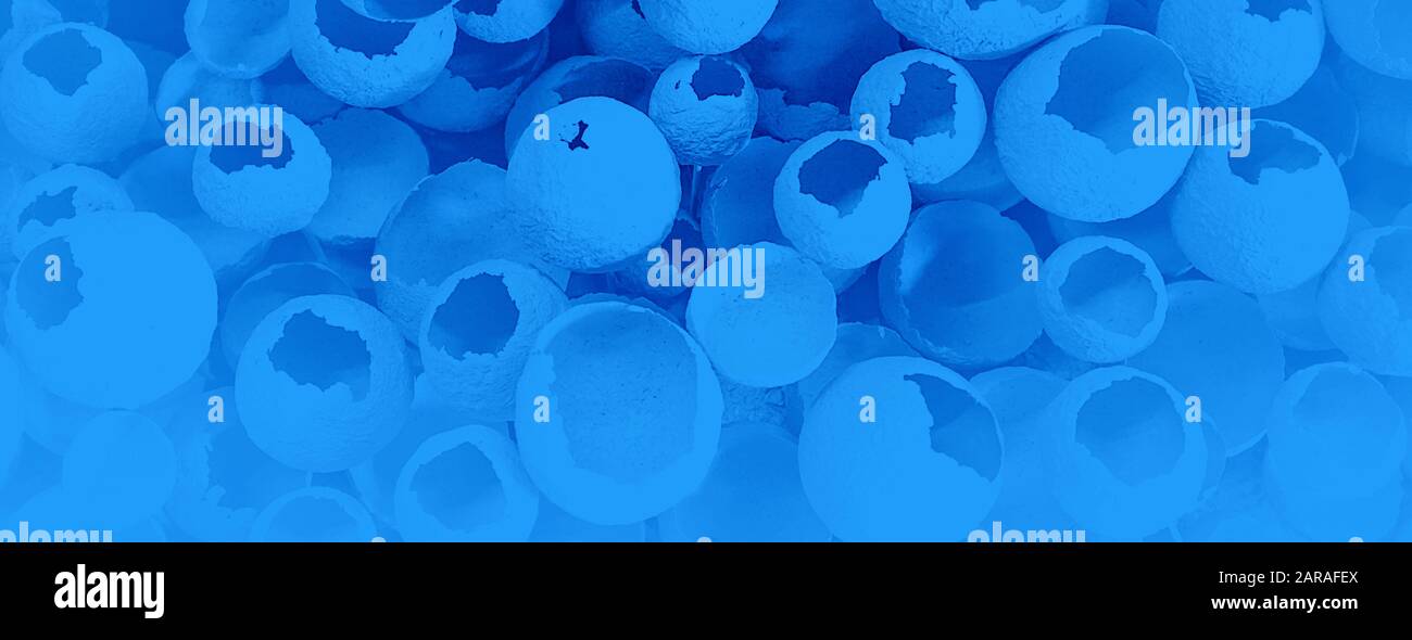 Gerissene Eier auf klassischem blauen Hintergrund. Draufsicht, flache Lage, selektiver Fokus. Osterkreatives Minimalkonzept. Klassische blaue Farbe der Aufschrift "Jahr 2020". Stockfoto