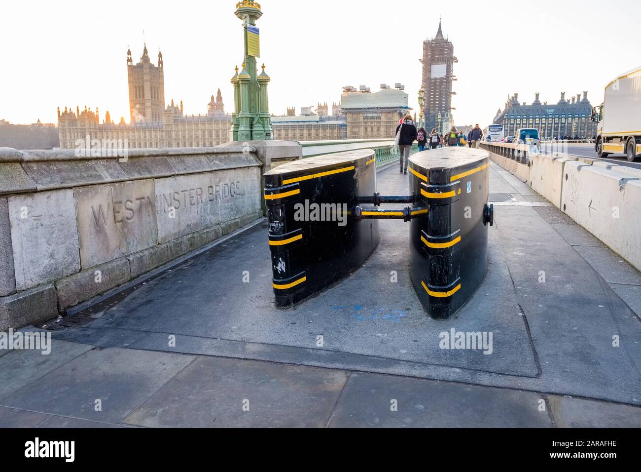 Terrorismusbekämpfung: Hindernisse auf dem Straßenbelag am Ende der Westminster Bridge, London, Großbritannien Stockfoto