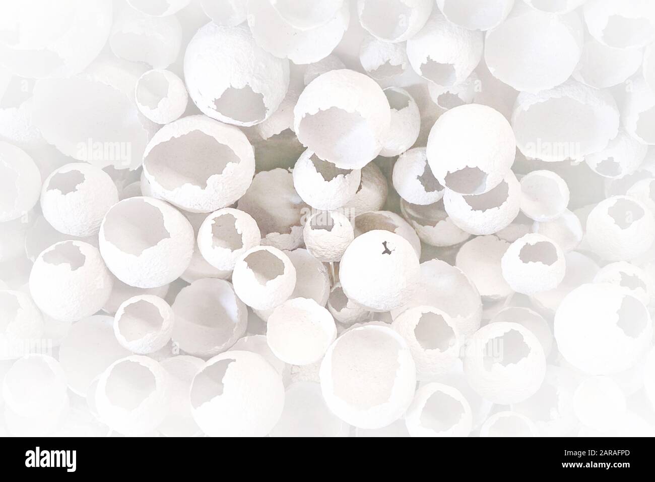 Gesprungene Eier mustern als bunter Hintergrund. Draufsicht, flache Lage, selektiver Fokus. Osterkreatives Minimalkonzept. Eggshell-Textur für Kunsthintergrund. Stockfoto