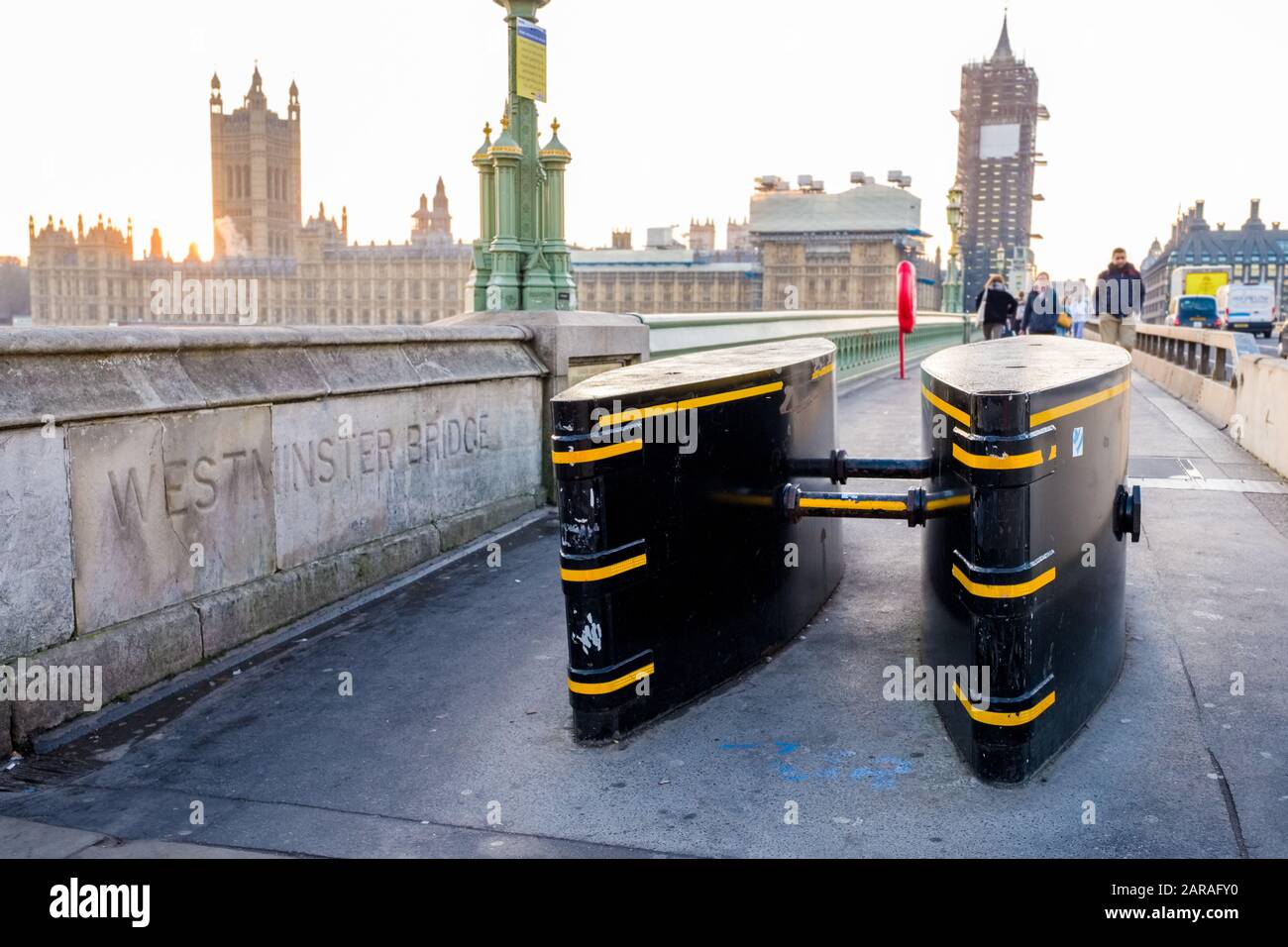 Terrorismusbekämpfung: Hindernisse auf dem Straßenbelag am Ende der Westminster Bridge, London, Großbritannien Stockfoto