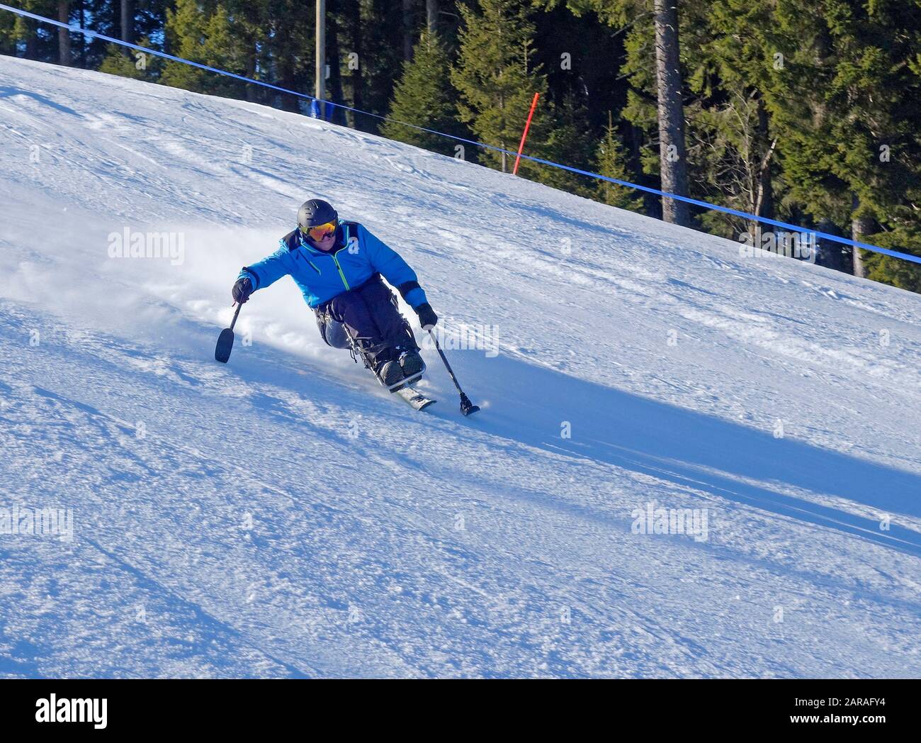 Ein Paraplegiker, der auf einem Sit Ski Ski Ski Ski fährt. Stockfoto