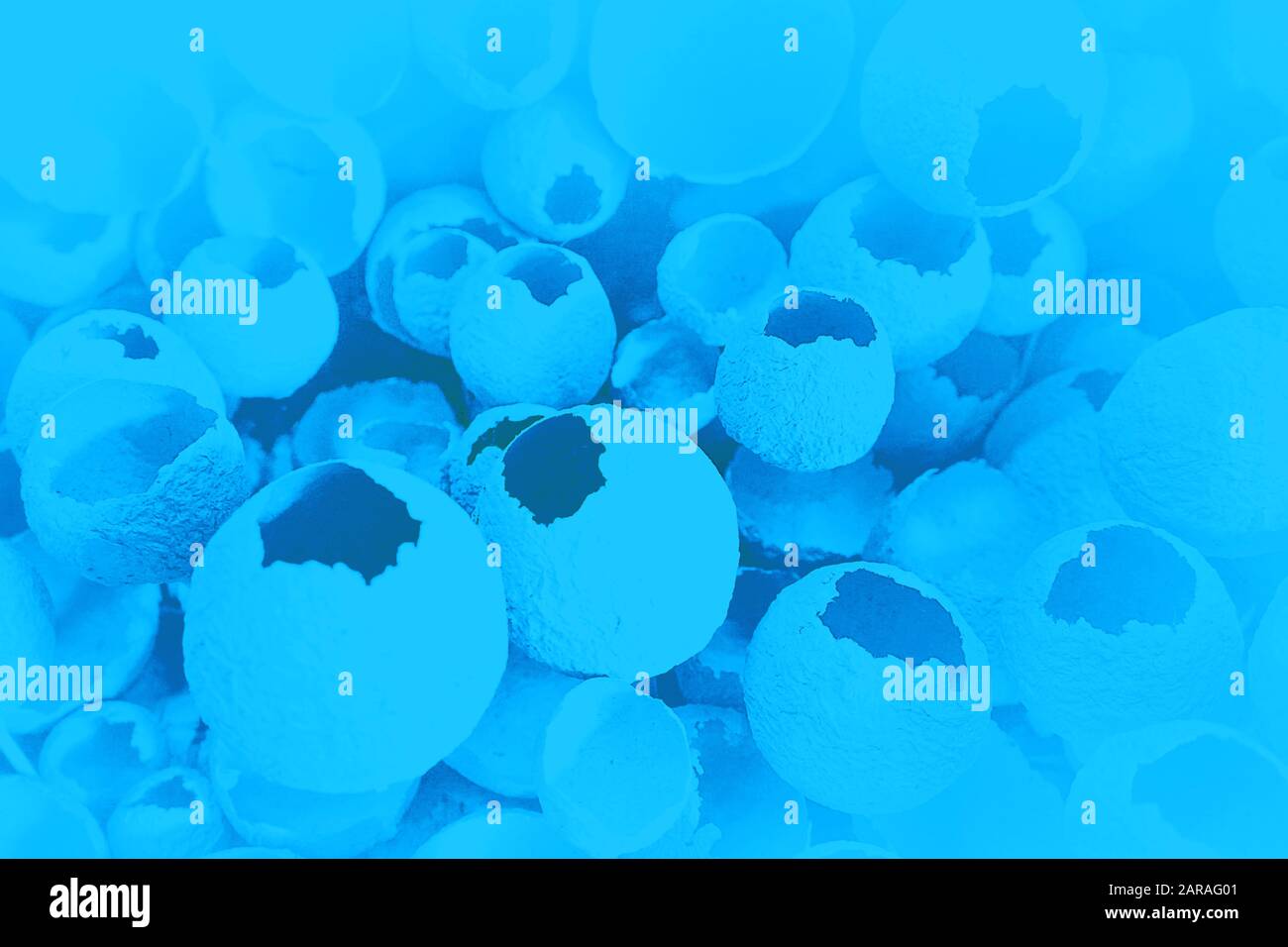 Gerissene Eier auf klassischem blauen Hintergrund. Draufsicht, flache Lage, selektiver Fokus. Osterkreatives Minimalkonzept. Klassische blaue Farbe der Aufschrift "Jahr 2020". Stockfoto
