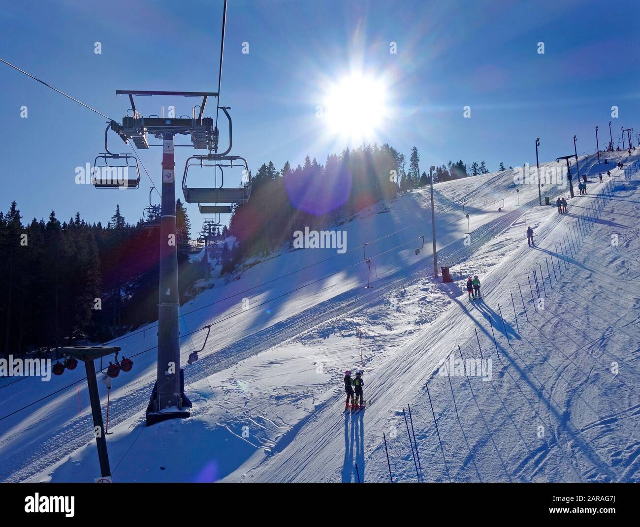 Sonniger Tag im Skigebiet. Rogla, Slowenien. Stockfoto