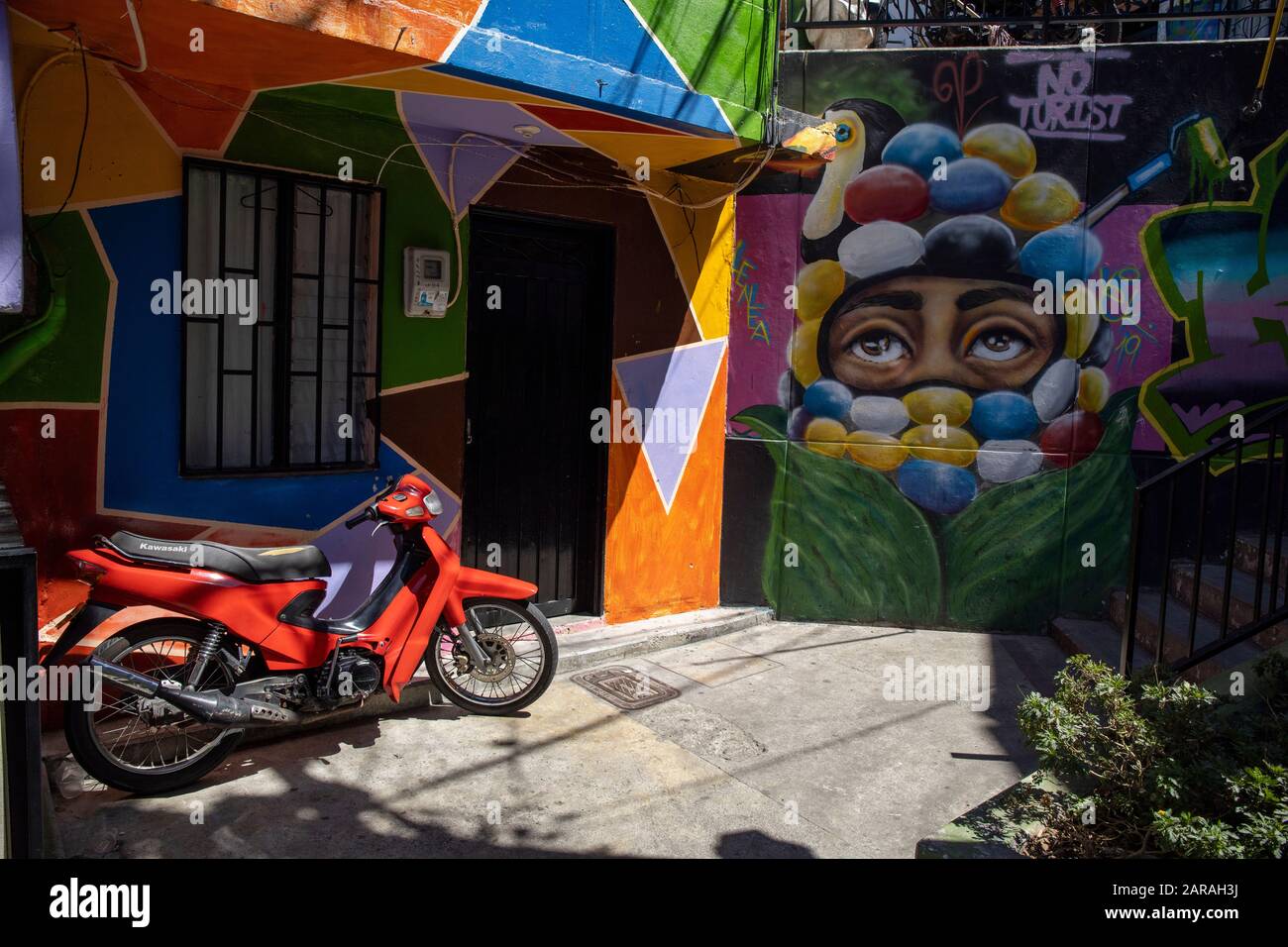 Medellin, Kolumbien: Comuna 13, heute ist das Gebiet für die Graffiti-/Straßenkunst bekannt, die dazu beigetragen hat, dieses Gebiet umzuwandeln. Stockfoto