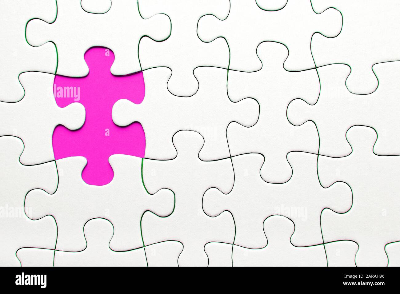 Puzzleteil fehlt auf pinkfarbenem Hintergrund Stockfoto