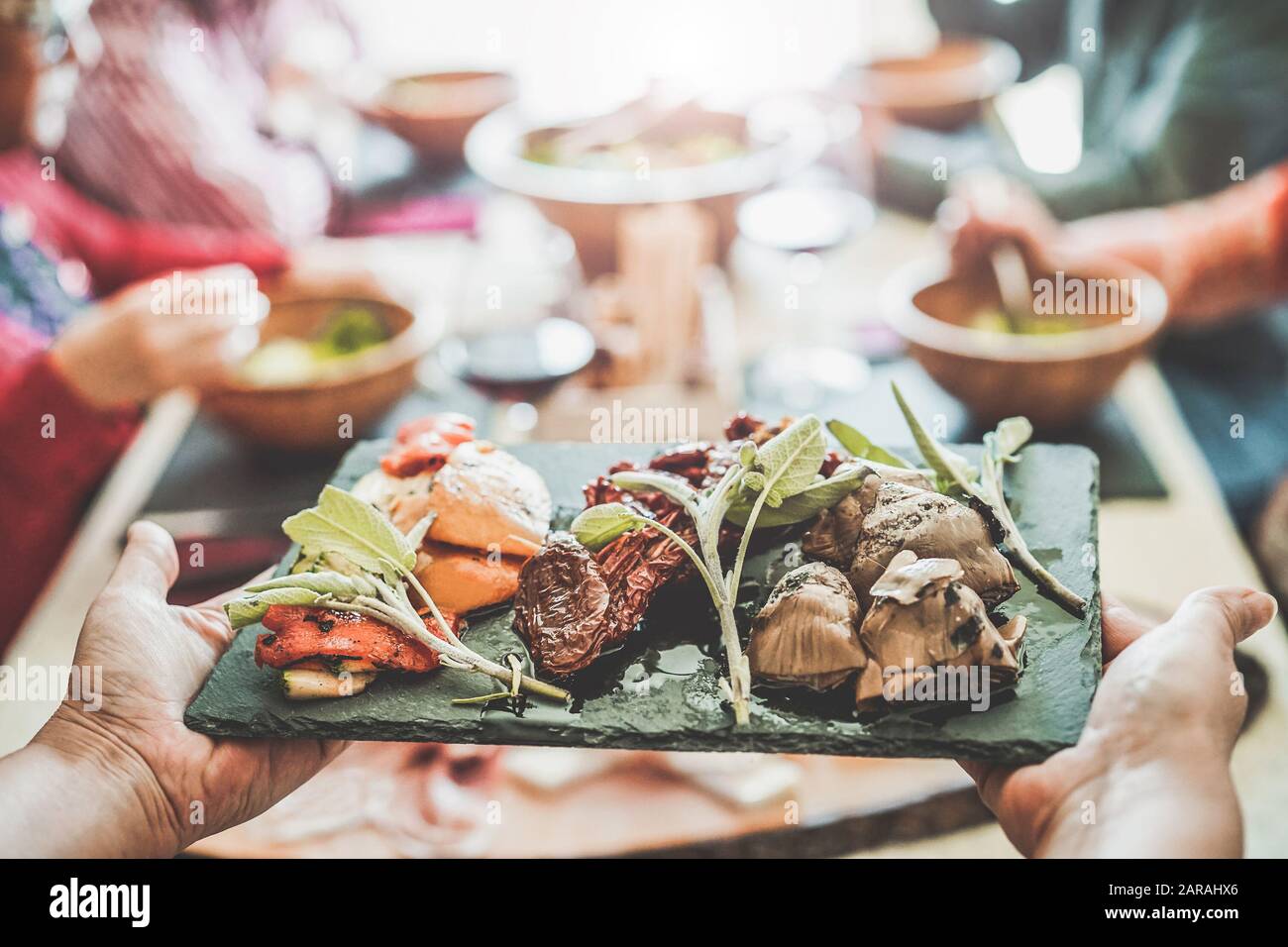 Menschen Essen Servieren Stockfotos und -bilder Kaufen - Alamy
