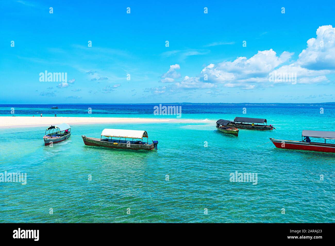 Panoramablick auf einen schönen sonnigen Tag am Strand und Fischerboote in der Sansibar. Tropisches Reisekonzept. Stockfoto