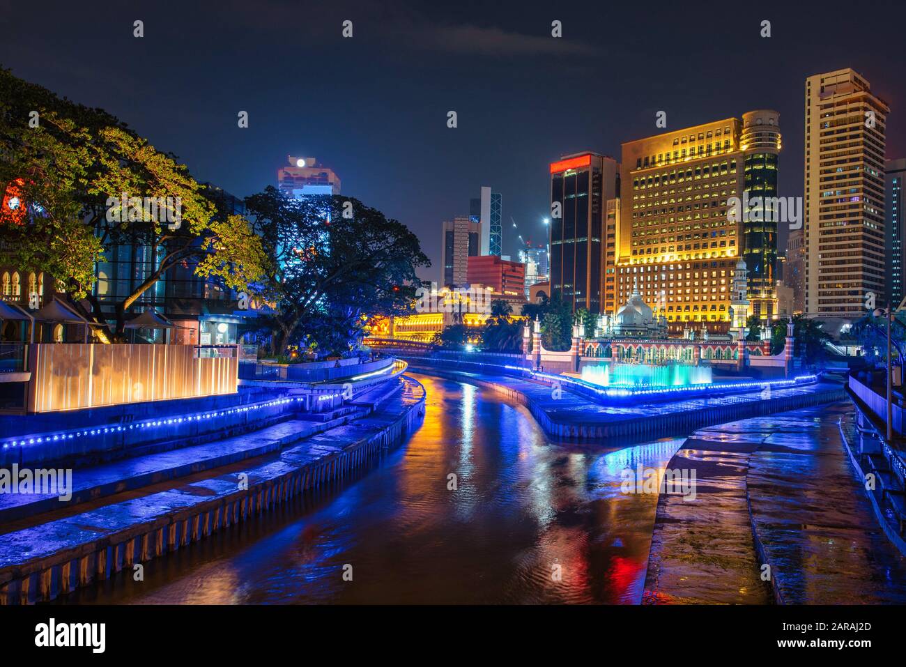 Masjid Jamek und der blaue Pool im Herzen des Stadtzentrums von Kuala Lumpur bei Nacht in Malaysia. Stockfoto