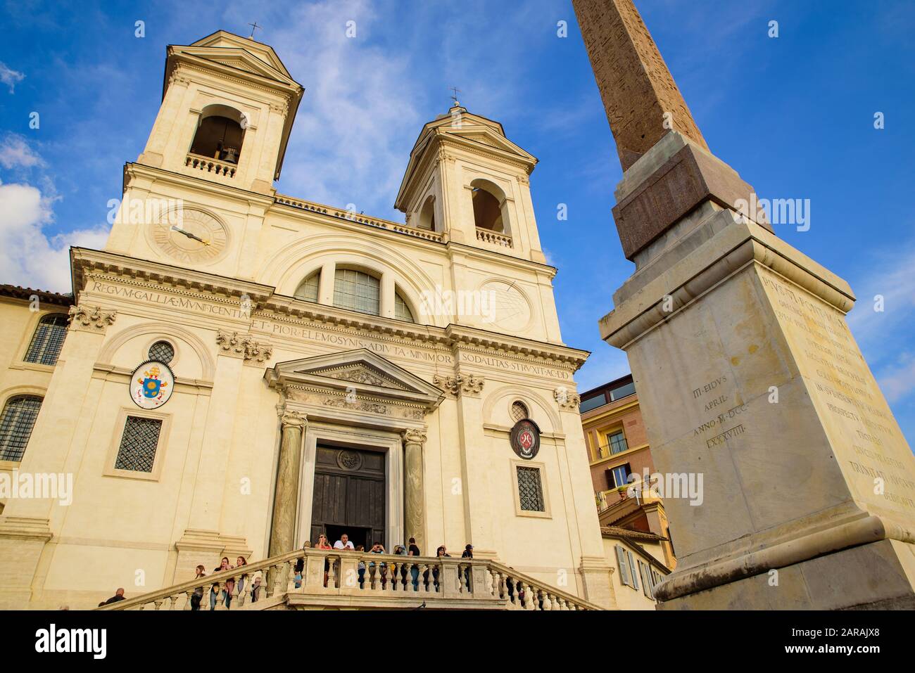 Kirche Trinità dei Monti an der Spitze der spanischen Treppe in Rom, Italien Stockfoto