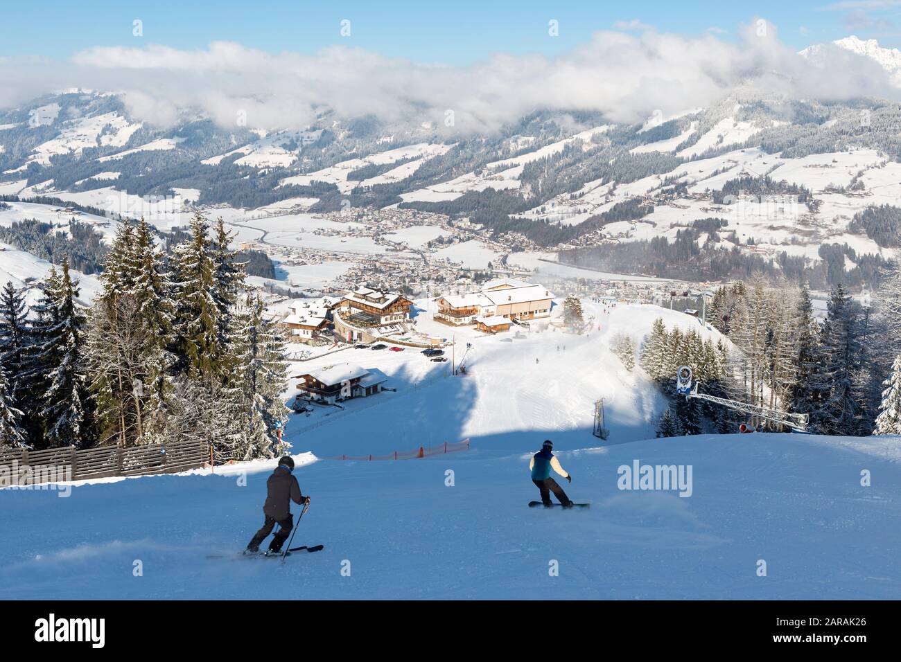 Skifahrer und Snowboarder auf den Pisten am Kirchberg in Tyrol, einem Teil des Skigebietes Kitzbühel in Österreich. Stockfoto