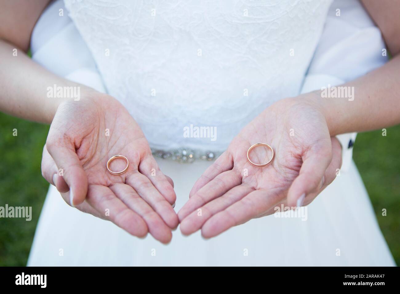 Hände von brautpaar mit Hochzeitsringen im Freien Stockfoto